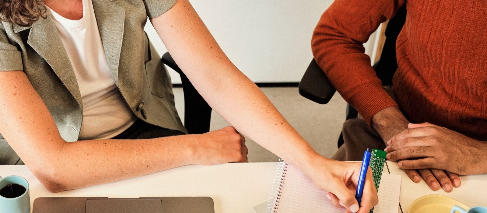 Coaching session at a warm wooden table